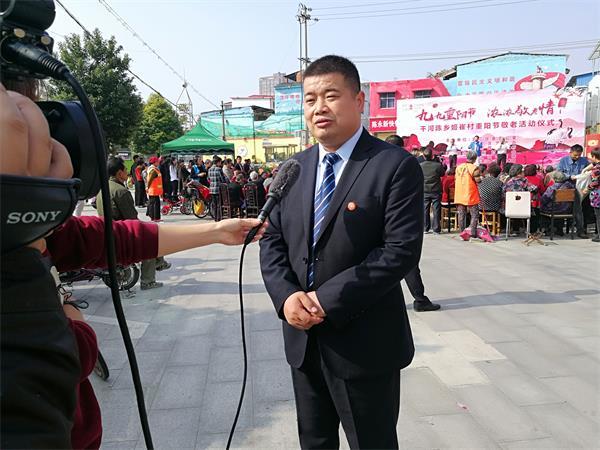 2姬崔村党支部书记、村主任安亮亮接受采访。